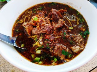 Spicy noodles Falls on table.