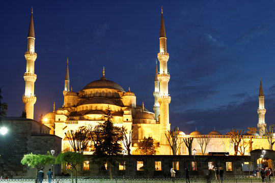 Istanbul blue mosque at dusk