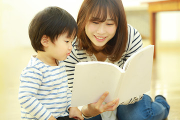 Obraz premium 本を読む親子
