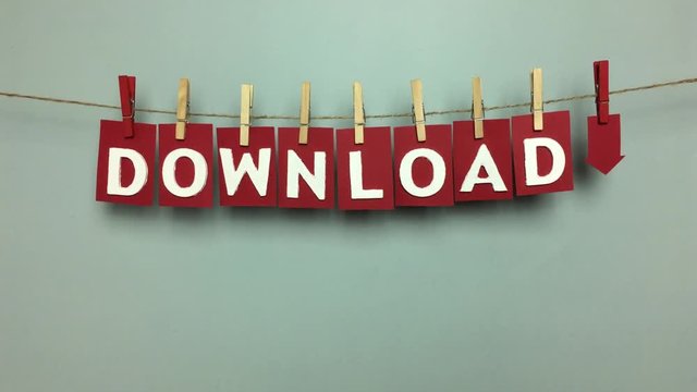 Palabra &ldquo;download&rdquo; en una cuerda con pinzas.