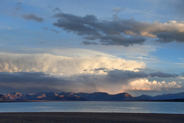 Obraz premium Western Tibet. Sacred lake Dangra (Dang Ra Gyu Tso) in cloudy weather at twilight