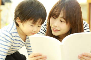 本を読む親子