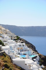 Obraz premium Famous stunning view of white architectures and colors above the volcanic caldera in the village of Oia in Santorini island, Greece