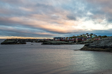 Fototapeta premium Lofoten - Panorama in Nordnorwegen, , Blick auf die Rorbuer (Rorbu) im Fjord