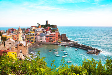 Obraz na płótnie Canvas Beautiful landscape with colorful houses on the cliffs in Vernazza, Cinque Terre, Italy, Europe