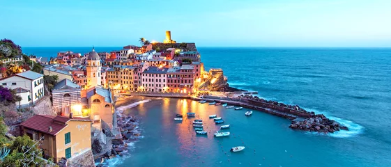 Abwaschbare Fototapete Magische Landschaft mit Booten in der Bucht und farbigen Häusern auf dem Felsen in Vernazza, Cinque Terre, Italien, Europa © anko_ter