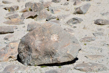 Fototapeta na wymiar Stone resembling a person's face in a certain light on the shore of the sacred Tibetan lake Tere Tashi Namtso