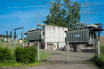 Umspannwerk in der Natur mit Strommasten bei sonnigem Wetter