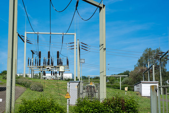 Umspannwerk in der Natur mit Strommasten bei sonnigem Wetter