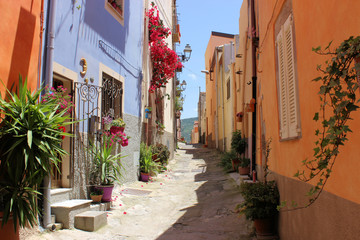 Malerische bunte Gasse in Bosa, Sardinien