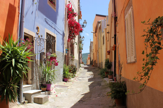 Malerische bunte Gasse in Bosa, Sardinien