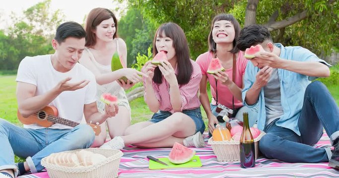 friends happy at a picnic