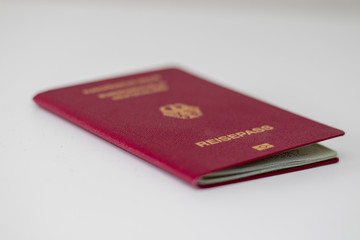 Reisepass aus Deutschland isoliert auf weißem Hintergrund