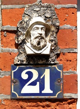 num&eacute;ro de rue 21 en terre cuite ancienne &agrave; Barfleur en Normandie