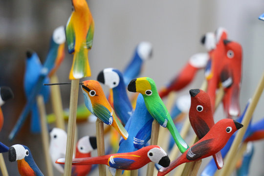 Cole&ccedil;&atilde;o de artesanatos coloridos, canecas, pratos e potes.