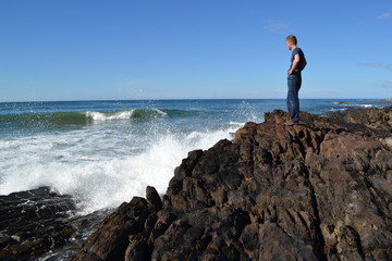 Fototapeta na wymiar Waves at the cliff