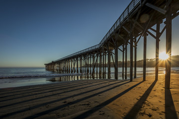 Fototapeta premium Sunset through San Simeon pier