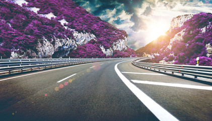 Paisaje surreal de curva de la carretera y montañas.Concepto de viaje espiritual y  sentido...