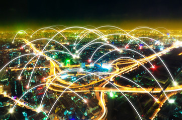 Paisaje urbano por la noche y concepto de internet. Diseño futuristico de trabajo en red y globalización. Internet de las cosas y tecnología de la comunicación - obrazy, fototapety, plakaty