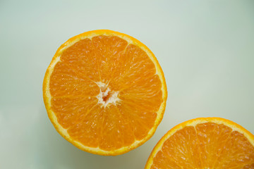 Naranja cortada, fresca, fondo azul, fruta, citrico.