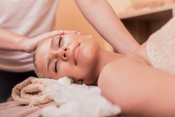 Obraz na płótnie Canvas Woman having head massage