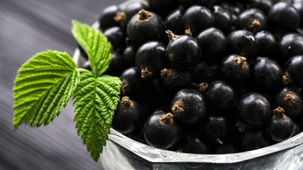 A ripe crop of currants in a plate.