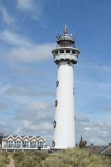 Fototapeta na wymiar Leuchtturm in Egmont aan Zee