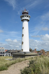 Fototapeta na wymiar Leuchtturm in Egmont aan Zee