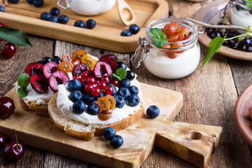 Cream cheese sandwiches with fresh summer berries