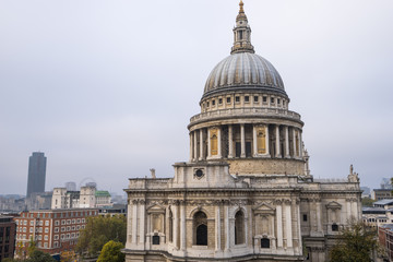 Fototapeta na wymiar View of St Paul's cathedral at cloudy autumn day