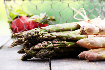 White and green asparagus with strawberries