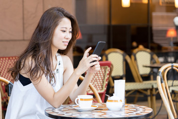 カフェでリラックスする女性