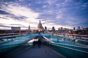 Naklejka premium Dome of St. Paul's cathedral and Millennium Bridge at sunset