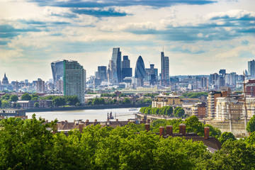 Obraz premium Dzielnica finansowa widziana z daleka. Cityscape w Londynie