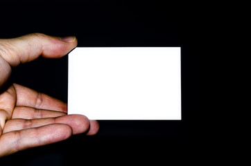 Mano che tiene un biglietto bianco vuoto