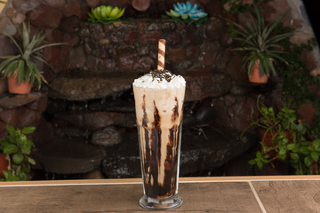 frappe con crema y chispas de chocolate