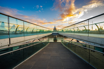 Obraz premium St. Paul's cathedral at sunrise in London viewed across Millennium bridge 