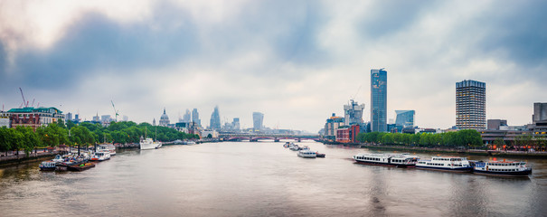 Naklejka premium Morning skyline of London viewed across river Thames. England 