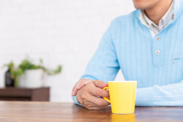 飲み物を飲む男性　手元