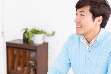 リラックスするミドル男性