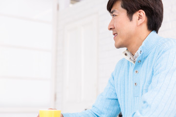 飲み物を飲む男性