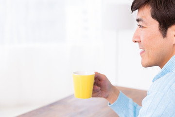 飲み物を飲む男性