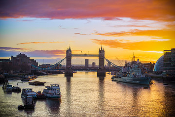 Fototapeta na wymiar Panorama of Tower Bridge in London at sunrise