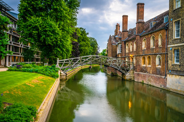 Fototapeta na wymiar Famous Newton's mathematical bridge in Cambridge, England 