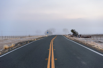 Fototapeta premium 朝霧のかかったアメリカ大陸の曲がりくねった道