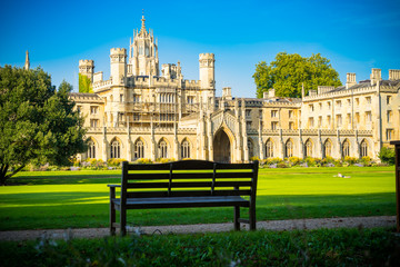 Fototapeta premium Trinity College Great Court with bench in the foreground 