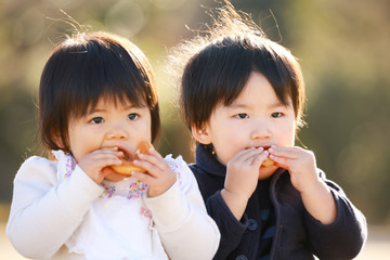 ドーナッツを食べる子ども