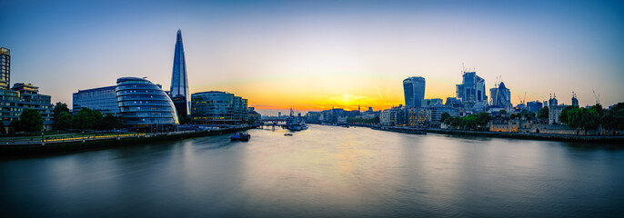 Fototapeta na wymiar London skyline panorama at sunset 