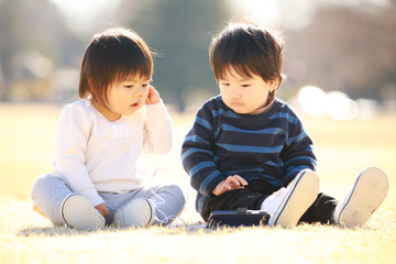 音楽を聴く子ども達