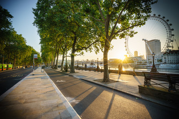 Beautiful sunrise at Victoria Embankment street in London, UK - obrazy, fototapety, plakaty